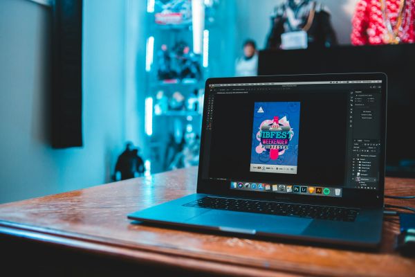 Guida rapida per realizzare adesivi personalizzati online
